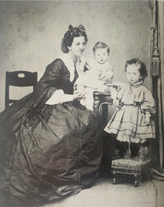 Afbeelding3 Marianne Werefkin op driejarige leeftijd, met haar moeder en jongere broertje Peter, 1863