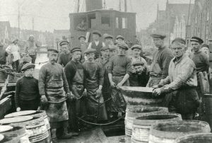 de-vlaardingse-logger-vl-112-circa-1922-de-bemanning-van-een