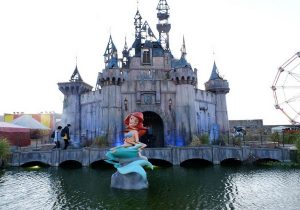 Banksy-recycle-Dismaland-en-abris-pour-les-refugies-de-Calais_resize