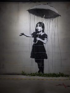 la-fille-au-parapluie-le-musee-museum-banksy-paris_resize