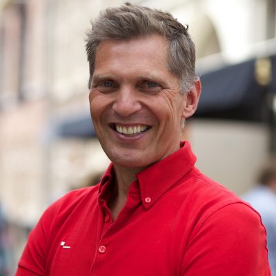Lancering van de anti homogeweld app "Bashing" in Café Kalff in Utrecht met  fotograaf Erwin Olaf, burgemeester Aleid Wolfsen, Outrage! voorzitter Björn Pius, Yves Aerts, Gaykrant hoofdredacteur Henk Krol en de voorzitter college van procureurs-generaal van het Openbaar Ministerie Mr. H.J. Bolhaar.
